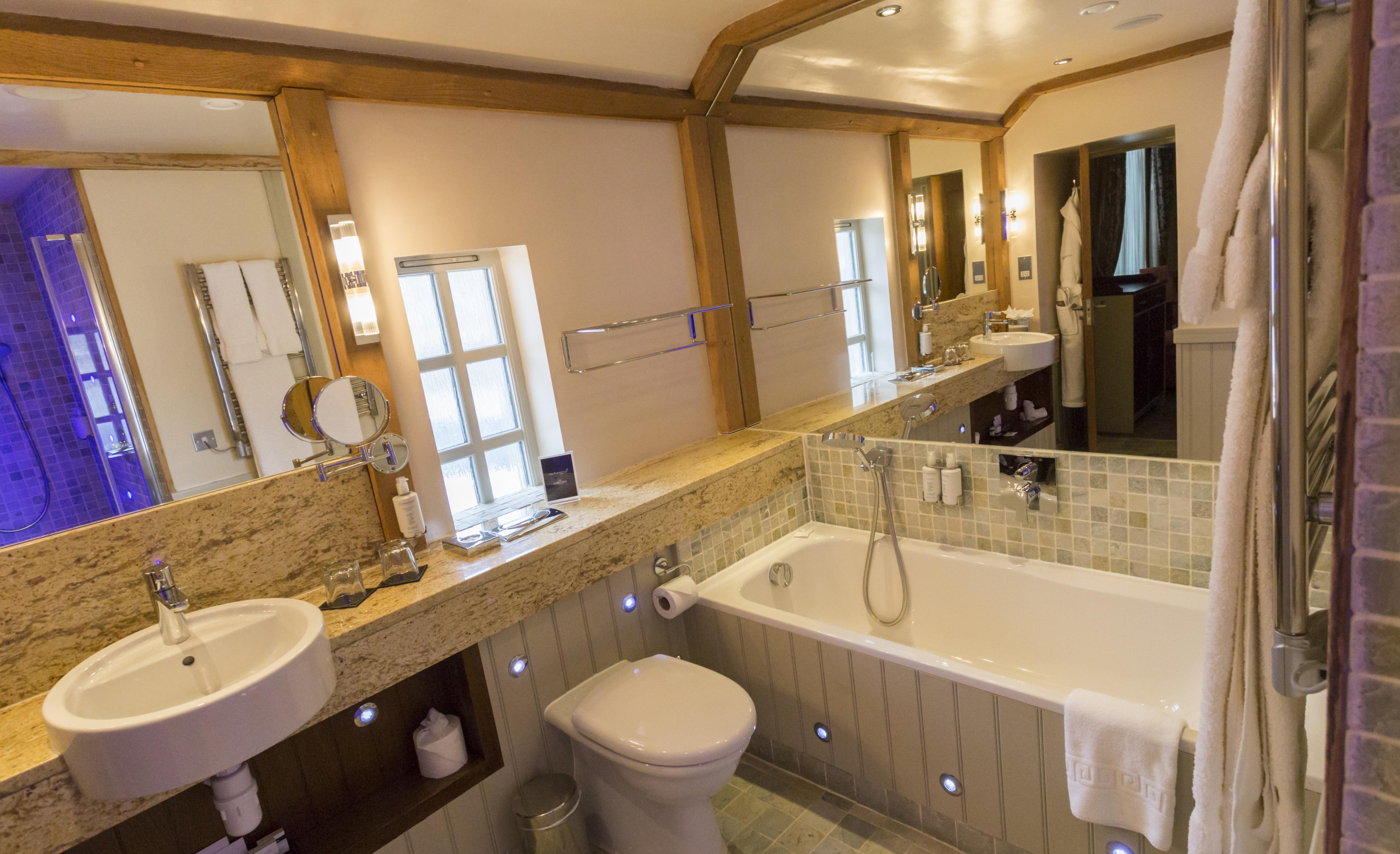 The Farmhouse Hotel And Restaurant Saint Saviour Buitenkant foto