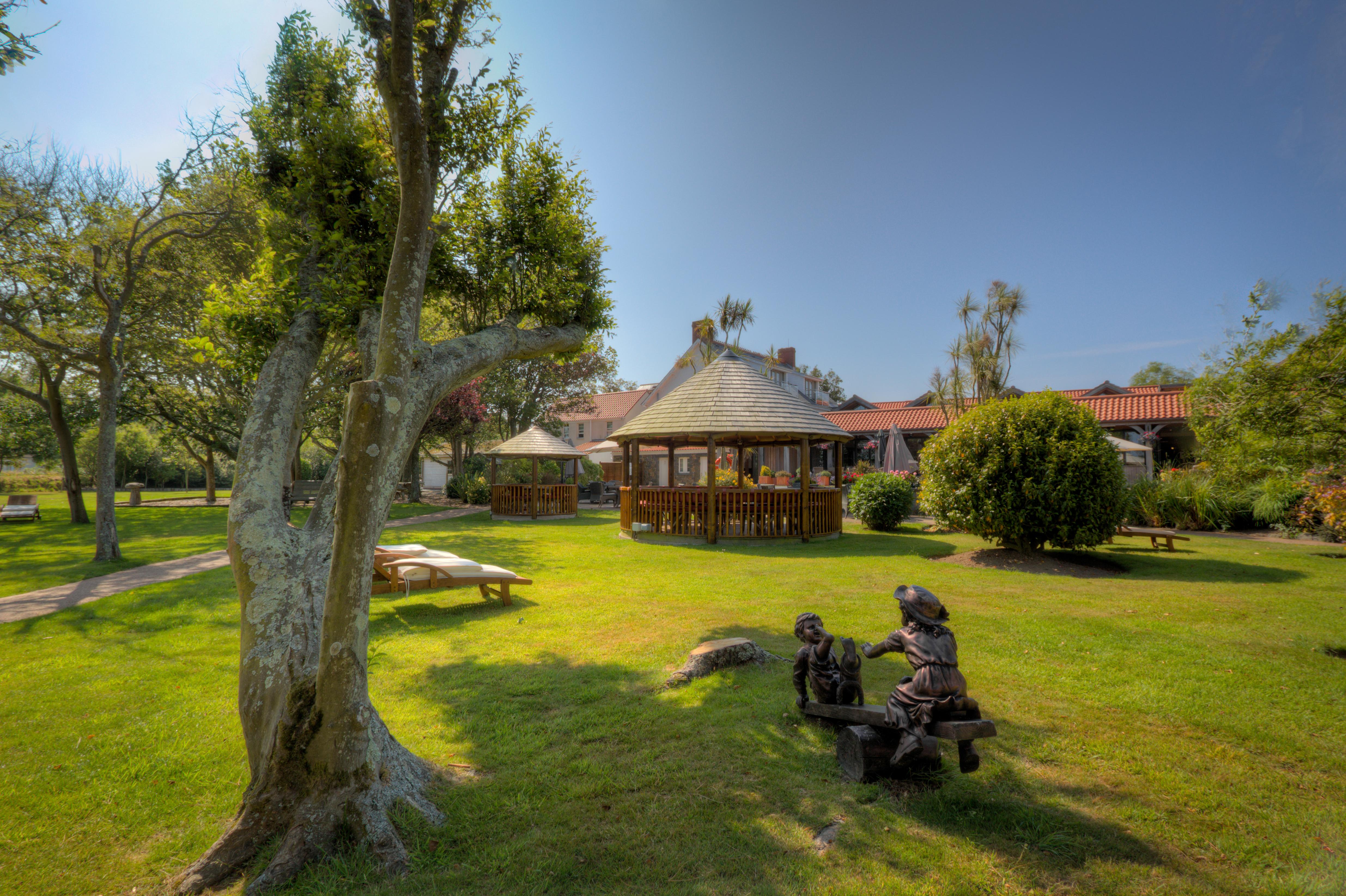 The Farmhouse Hotel And Restaurant Saint Saviour Buitenkant foto