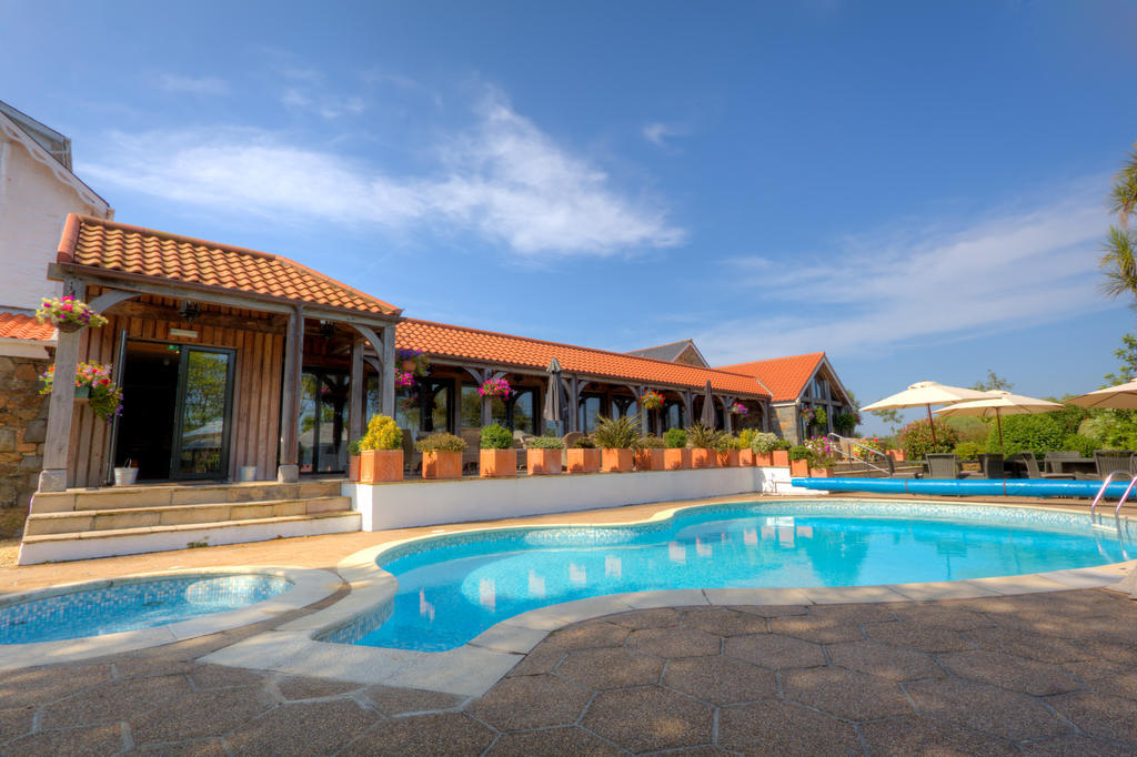 The Farmhouse Hotel And Restaurant Saint Saviour Buitenkant foto